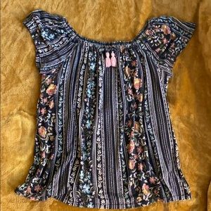 i'm selling a flower short sleeve shirt it's soft